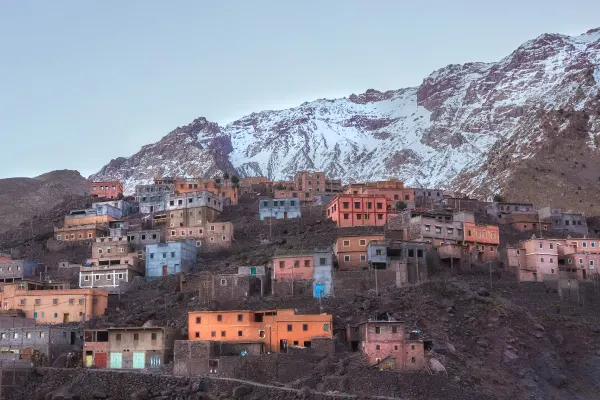 Poblado bereber en las montañas de la cordillera del Atlas y bajo el Toubkal